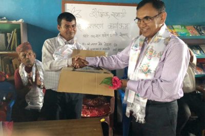 जनता बैंकद्वारा विद्यालयलाई शैक्षिक सामाग्री प्रदान