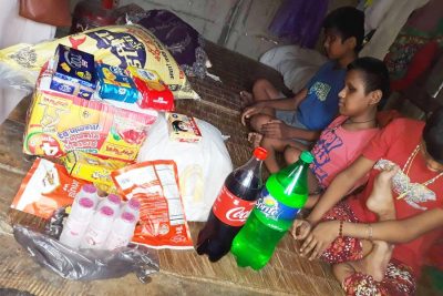 स्वदेशीका कर्मचारीले गरे दशै खर्च कटौती गरी गरिब परिवारलाई सहयोग