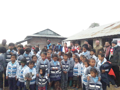 श्री बालसेवा आधारभूत विद्यालयका विद्यार्थीलाई न्यानो कपडा वितरण