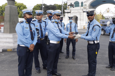 महाशाखा प्रमुख ढकालले गरे फिल्डमा खटिएका ट्राफिक प्रहरीलाई मास्क र सेनिटाइजर वितरण