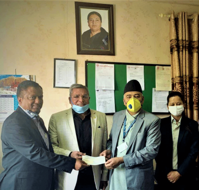 कोरोनाविरुद्ध लड्न नेपाल लाइफद्वारा एक करोडको चेक हस्तान्तरण