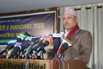 कुनै उद्योगी व्यवसायी बैंक वित्तीय संस्थाबाट पीडित भएको भए त्यसको जानकारी राष्ट्र बैंकलाई जानकारी दिनुहोस् : गभर्नर अधिकारी