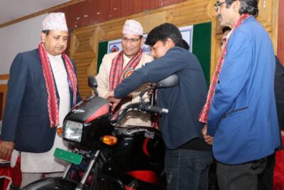 सरकारले विद्युतीय सवारी साधनको प्रयोगलाई प्राथमिकतामा राखेको छ : मन्त्री बस्नेत