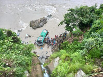 त्रिशूली नदीमा बस खस्यो : १५ जना घाइतेको उद्धार