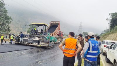 मुग्लिन-पोखरा सडकको पूर्वी खण्डमा धमाधम कालोपत्र गरिँदै