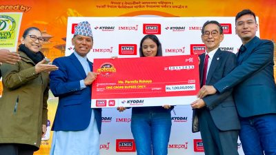 आइएमईको करोडपति क्याम्पेन जितेकी प्रमीला रोकायालाई १ करोड रुपैयाँको चेक हस्तान्तरण