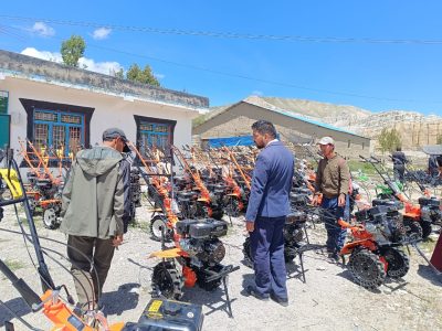 लोघेकर दामोदरकुण्डका किसानलाई अनुदानमा हातेट्याक्टर वितरण