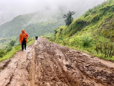 ढोरपाटन पुग्ने पर्यटकलाई हिलाम्मे सडकले सास्ती