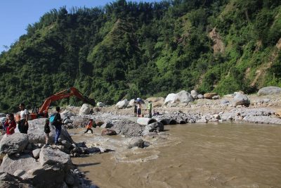 पाँचथरको फिदिम-फालोट सडकअन्तर्गत फेमे खोलामा अस्थायी डाइभर्सन निर्माण हुँदै   