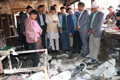 जेनजीका नाममा आगजनी गरिएको आफ्नो घरको अवलोकनमा पुगे केपी ओली
