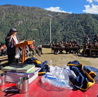 स्थानीयहरुको समस्या समाधान गर्न पैदल यात्रा गर्दै नाकासम्म पुगिन् प्रजिअ थपलिया