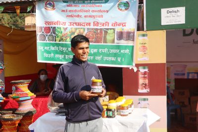 विदेशमा हण्डर खाएपछि गाउँ फर्किएका लोकबहादुर मौरीपालनमा