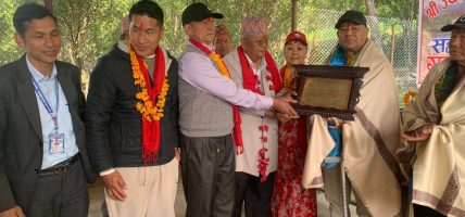 आर्थिक सहयोग गरेर विद्यालयलाई ऋणमुक्त