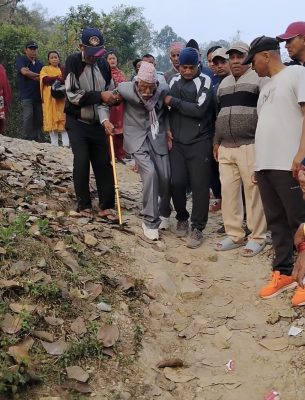 शुक्लागण्डकीमा १०७ वर्षीय ज्येष्ठ नागरिकद्वारा मतदान   