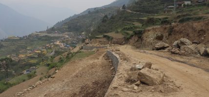 पेट्रोलियम पदार्थको मूल्यवृद्धिको प्रभाव दरवाङ–मुना-ढोरपाटन सडक निर्माणमा