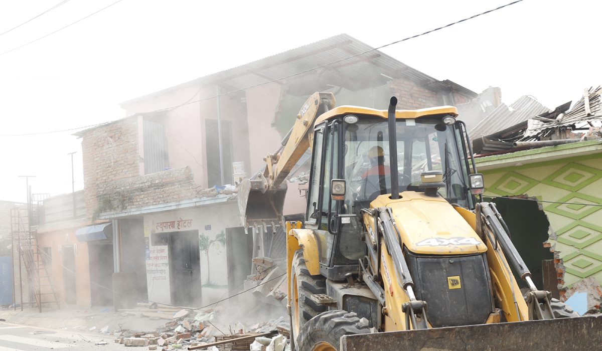 गैरीगाउँको सुकुम्वासी बस्ती हटाइँदै