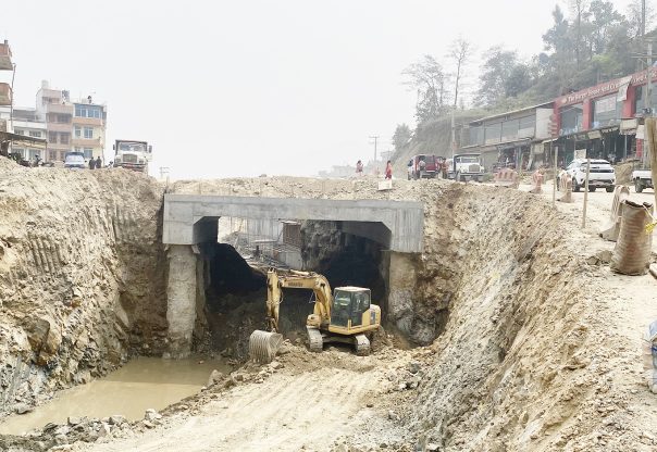 अरनिको राजमार्ग विस्तारः सामग्रीको मूल्यवृद्धिले निर्माण सुस्त