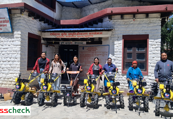 मुस्ताङका किसानलाई अनुदानमा हाते ट्याक्टर