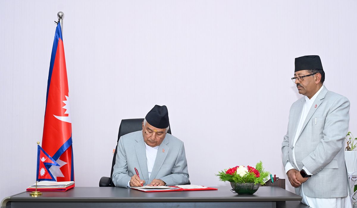 अन्ततः राष्ट्रपति पौडेलद्वारा संवैधानिक परिषद्सम्बन्धी अध्यादेश जारी 
