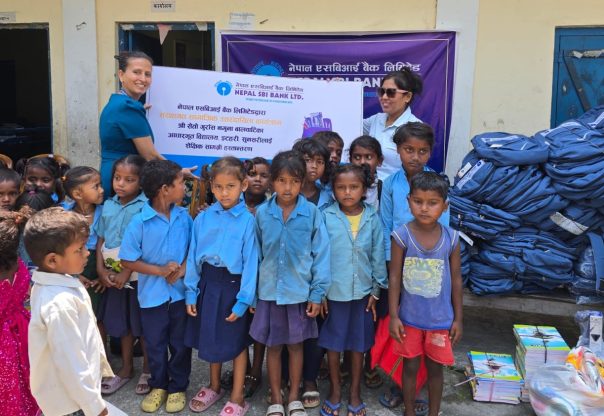 नेपाल एसबिआई बैंकले गर्‍यो विद्यार्थीलाई शैक्षिक तथा खेलकुद सामग्री सहयोग